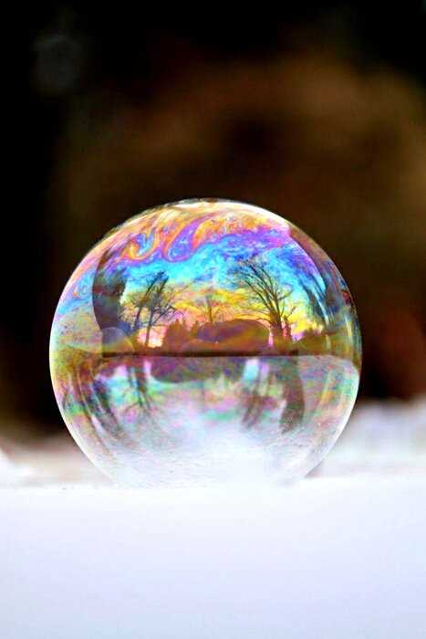 Хрустальные шары: девушка фотографирует мыльные пузыри в мороз