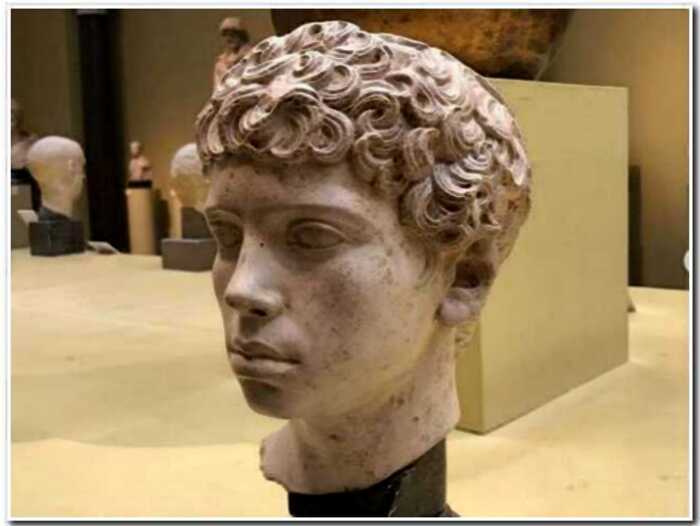 «Переселение душ»: Максим Галкин увидел себя в статуе римского мальчика