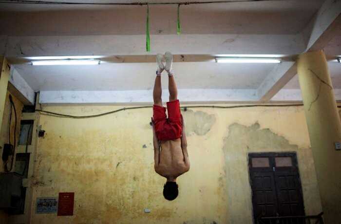 «Ломай меня полностью»: 20 фото о тяжелых буднях вьетнамских циркачей