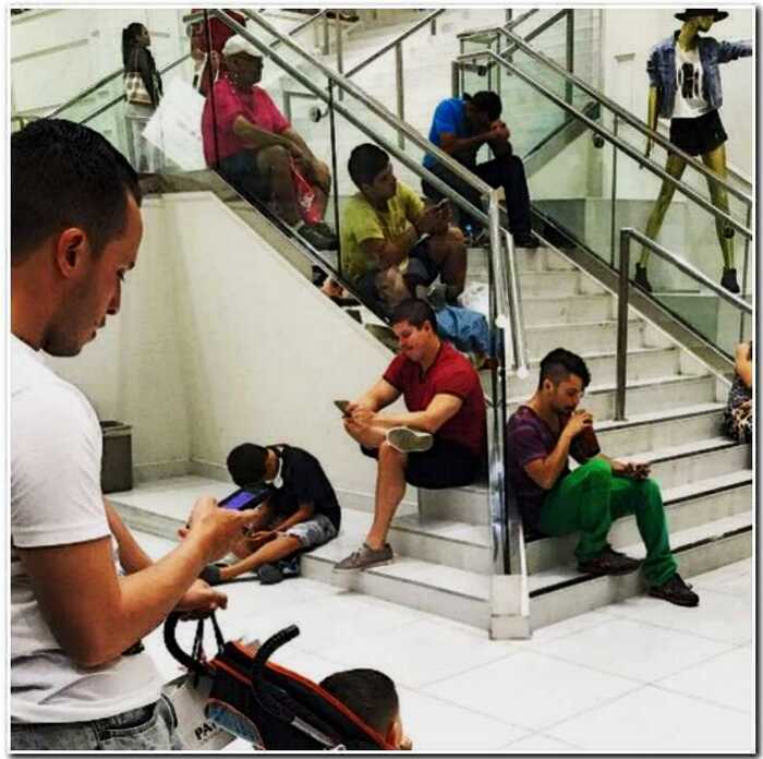 15 фото о том, как бравые мужчины ждут своих благоверных с шоппинга