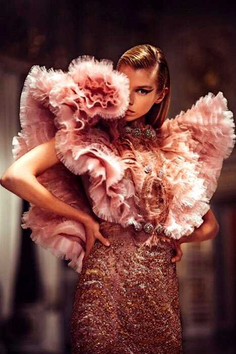 Запредельная женственность: 23 платья из весенне-летнего лукбука Atelier Versace