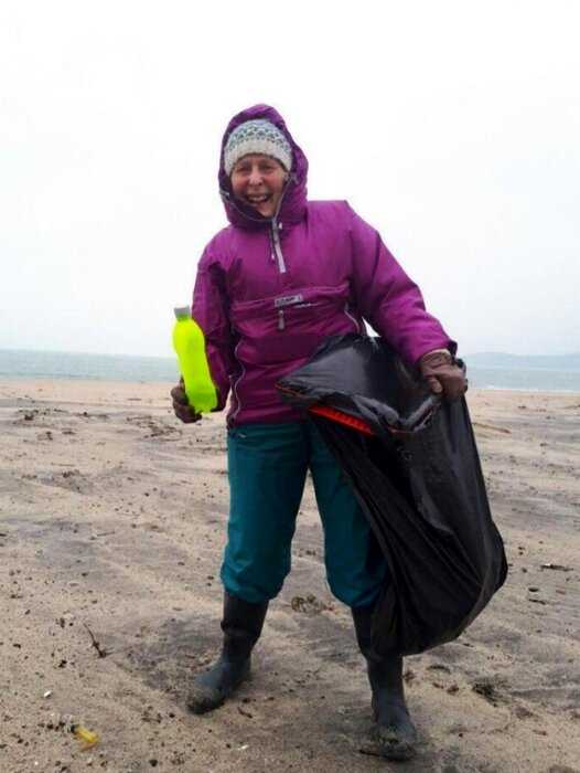 “Один на один с пластиком”: 72-летняя старушка за год очистила от мусора 52 пляжа