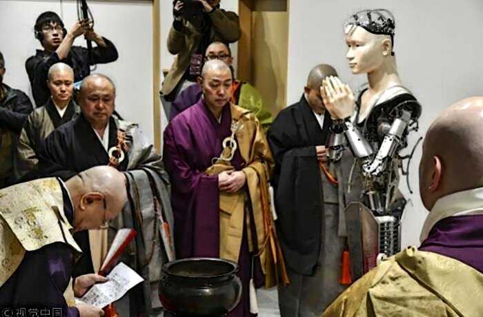 “В ногу со временем”: в древнем японском храме установили робота-буддиста