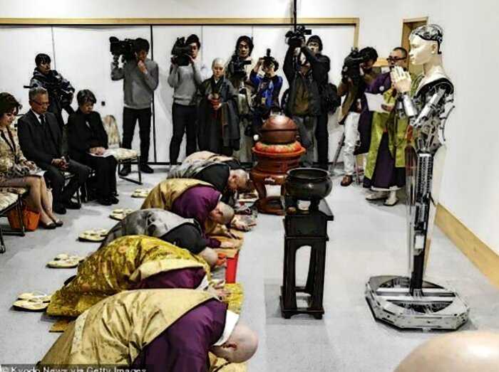 “В ногу со временем”: в древнем японском храме установили робота-буддиста
