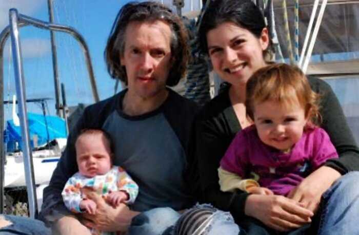 “На одной волне”: супруги живут в море уже 8 лет и успели родить троих детей