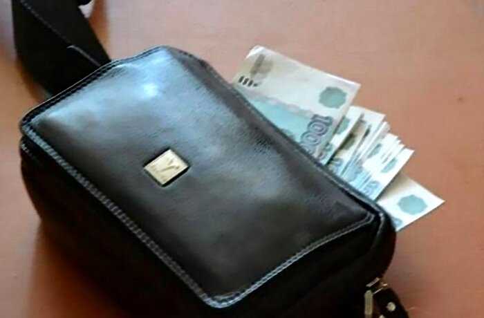 Женщину обвинили в краже 500 рублей, после того как она вернула владельцу барсетку с деньгами