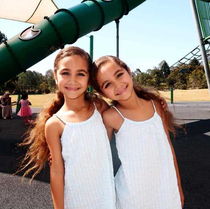 Интернациональная пара показала своих 8-летних близняшек и интернет сошел с ума