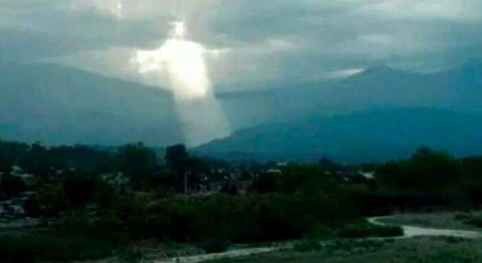Жители Аргентины плача наблюдали за Христом, сошедшим с небес