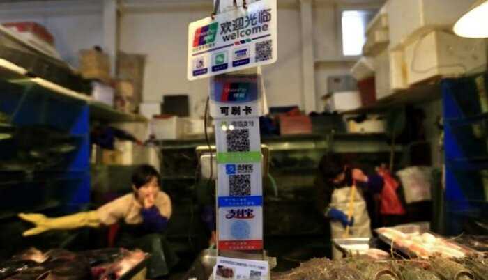 “В ногу со временем”: китайские попрошайки стали принимать безналичные платежи