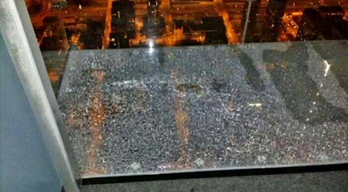 Стеклянный пол аттракциона лопнул под ногами у туристов на высоте 103-го этажа