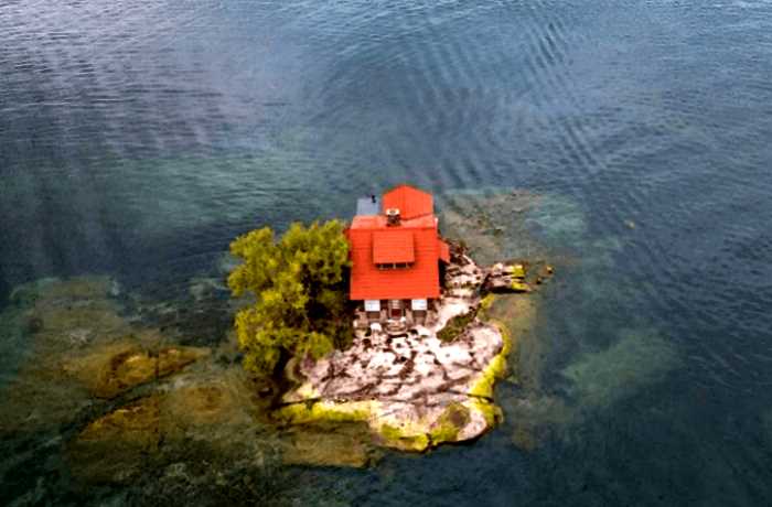 Семья мечтала об острове и построила дом на куске камня. Теперь они в книге рекордов Гиннесса