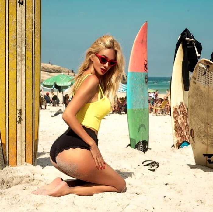 «Поза лягушки» —  новый тренд в пляжных фото, который сводит девушек с ума