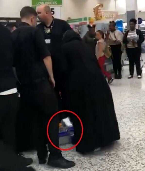 В Лондоне женщина попыталась вынести пол магазина у себя под паранжой