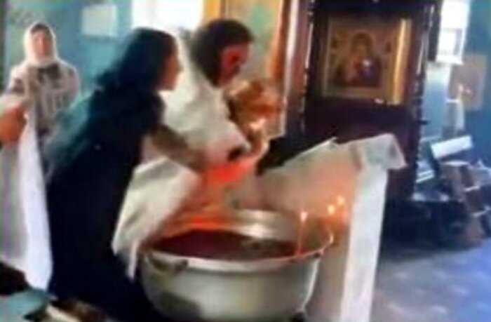«Адское крещение»: священник чуть не угробил малыша во время обряда