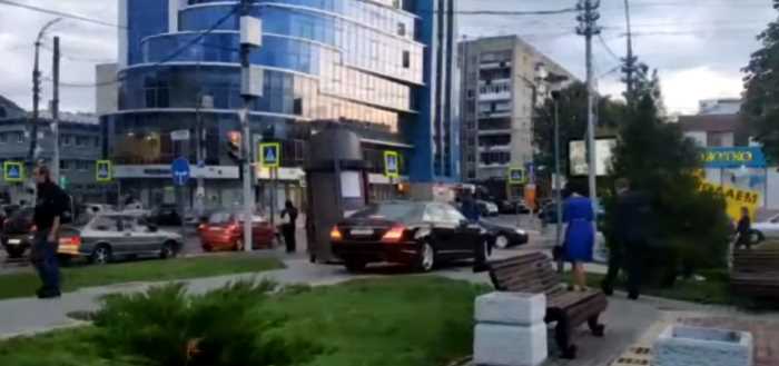 «Чернь потерпит»: Игорь Николаева проехался по Саратовским тротуарам на машине