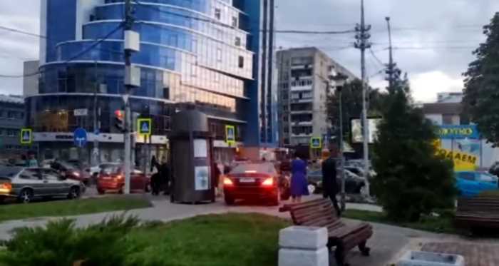 «Чернь потерпит»: Игорь Николаева проехался по Саратовским тротуарам на машине
