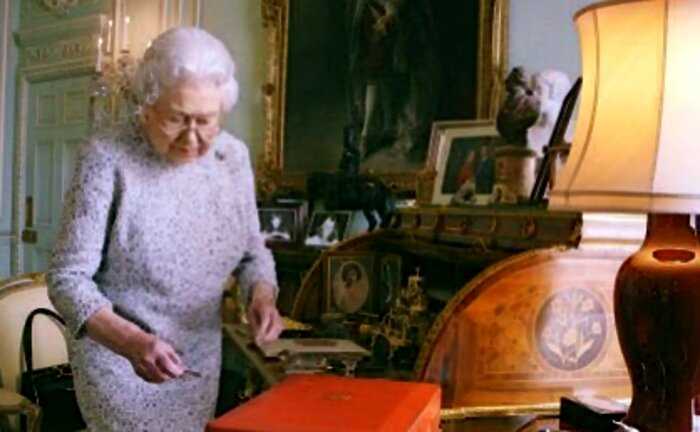 «Белье 20-летней давности и не только»: дикие факты о бережливости Елизаветы II