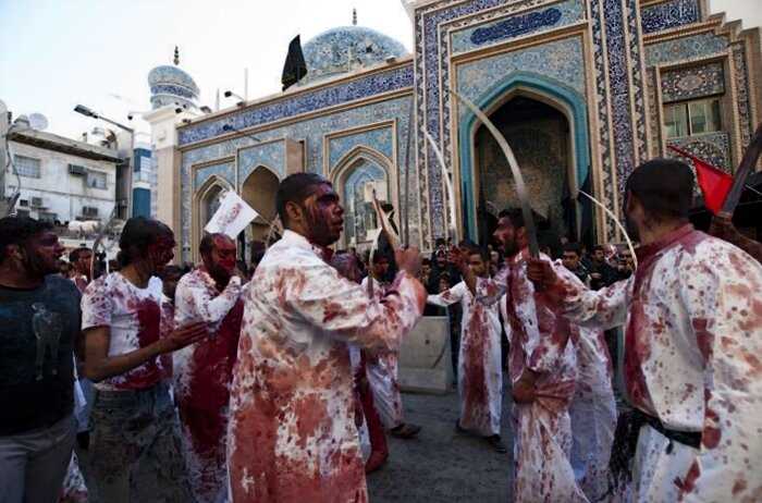Во время этого праздника мужчины режут себя и детей, поливая улицы кровью