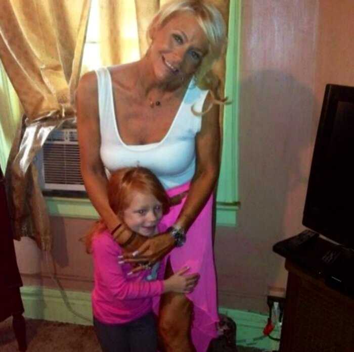 Американку отправят под суд за то, что водила свою 6-летнюю дочь в солярий