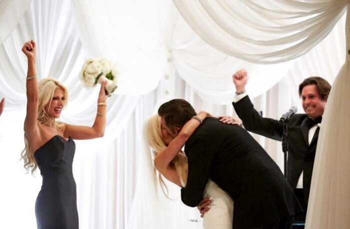 В Англии рассеянный священник случайно поженил шафера и подругу невесты