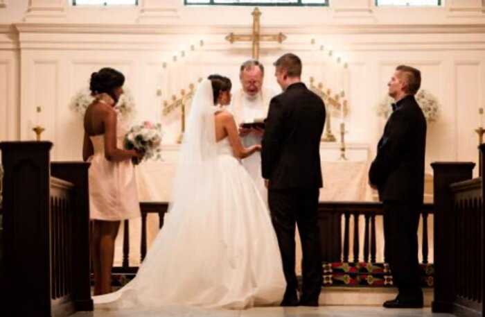 В Англии рассеянный священник случайно поженил шафера и подругу невесты