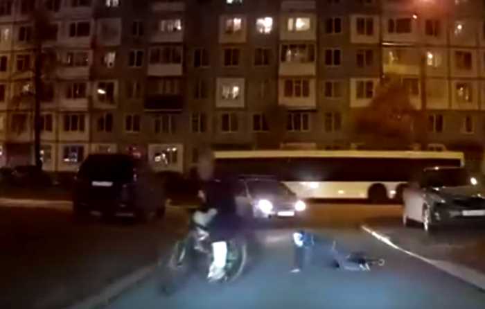 В Казани суровая мать привязала ребёнка верёвкой к велосипеду, чтобы тот не отставал