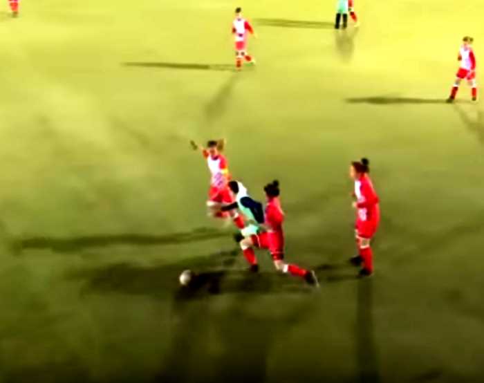Соперницы окружили мусульманскую футболистку, чтобы та смогла поправить слетевший хиджаб