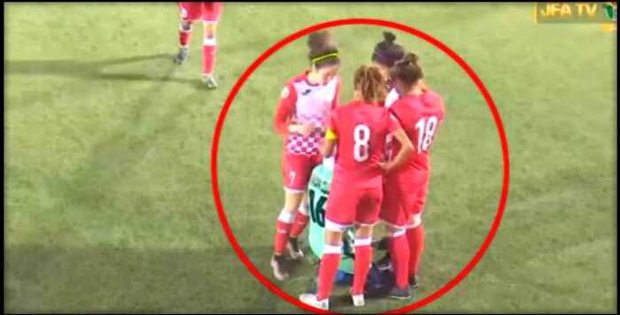 Соперницы окружили мусульманскую футболистку, чтобы та смогла поправить слетевший хиджаб