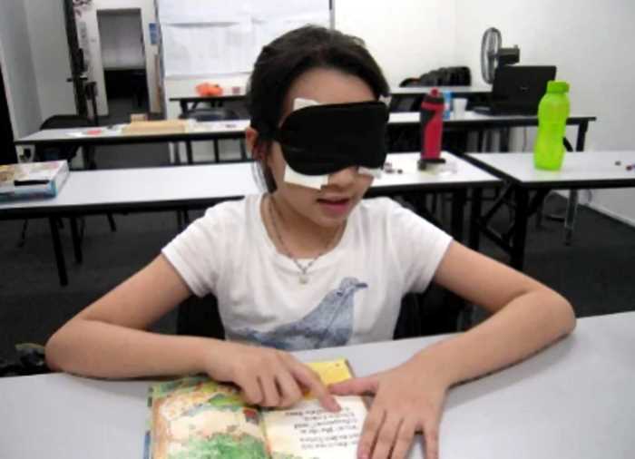 «Третий глаз»: в Китае детей учат читать книги в черных повязках