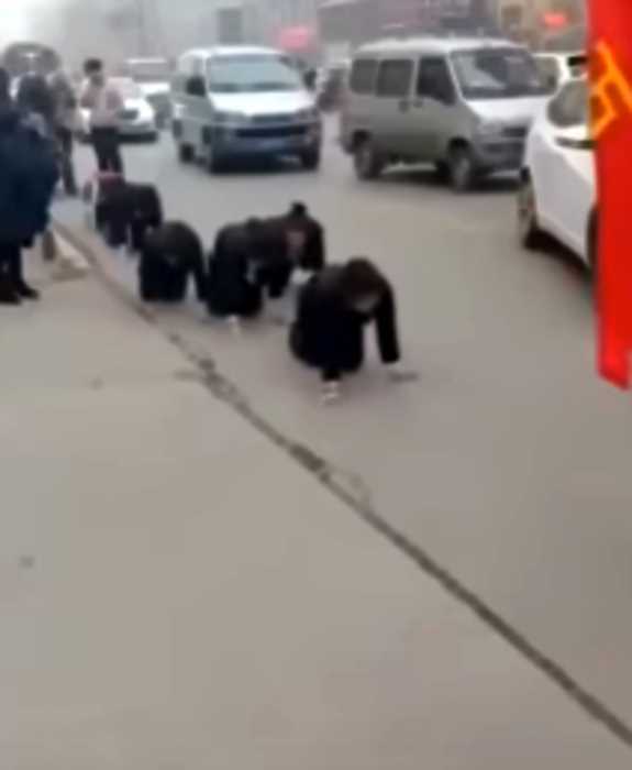 В Китае «недостаточно эффективные» работники проползли на четвереньках по улице