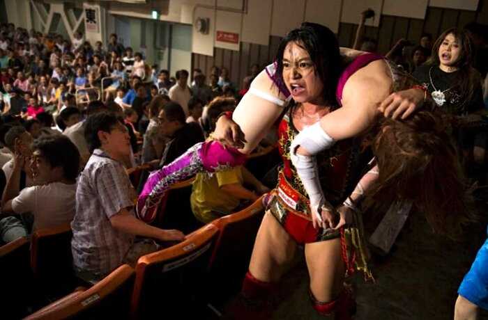 «Неистовый и кровожадный»: 10 ярких фотографий женского рэслинга в Японии