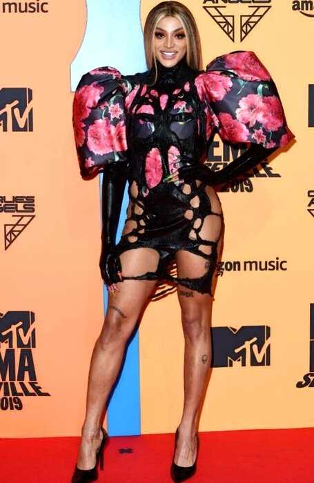 18+ самых худших нарядов MTV-2019, за которые должно быть стыдно
