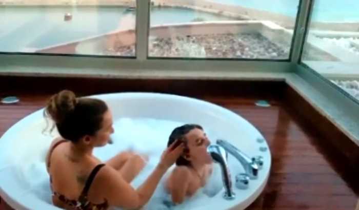 «Одумайся, мать»: Анфисе Чеховой запретили принимать ванну с сыном