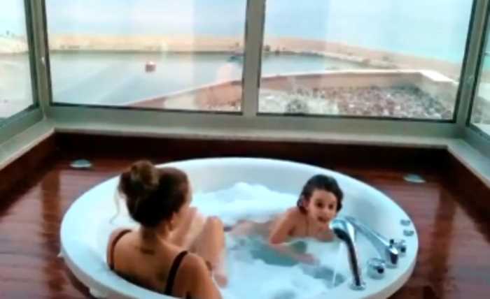 «Одумайся, мать»: Анфисе Чеховой запретили принимать ванну с сыном