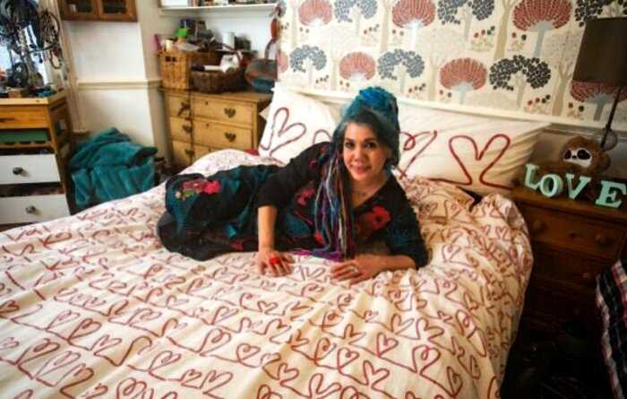 «Теплые отношения»: в Британии одинокая женщина вышла замуж за одеяло