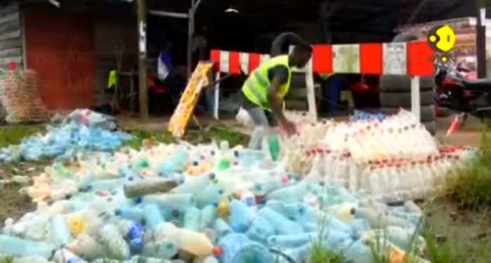 Находчивый африканец строит лодки для односельчан из пластиковых бутылок