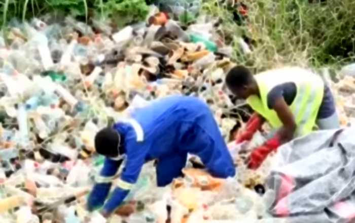 Находчивый африканец строит лодки для односельчан из пластиковых бутылок