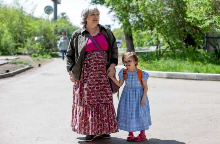 «Челябинская дюймовочка»: история женщины, заточенной в теле 5-летнего ребенка