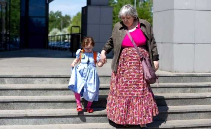 «Челябинская дюймовочка»: история женщины, заточенной в теле 5-летнего ребенка