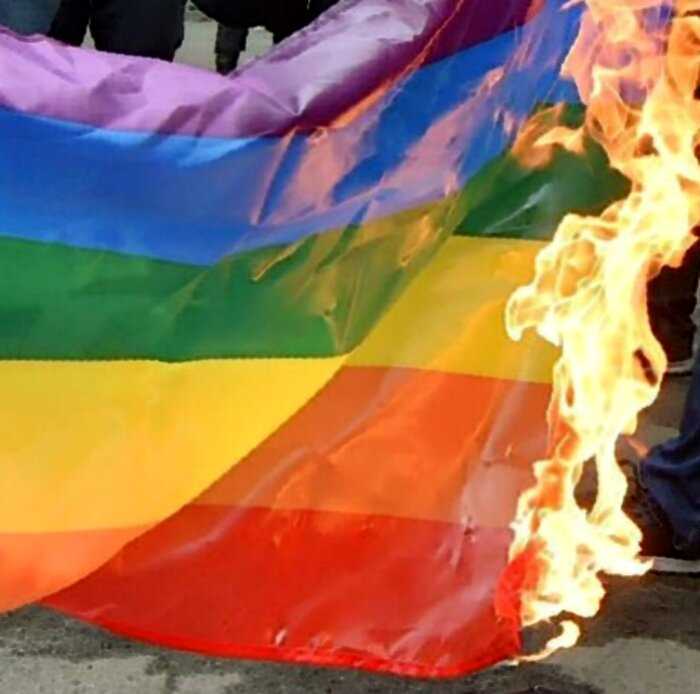 В США мужчина получил 15 лет тюрьмы за то, что сжег радужный флаг