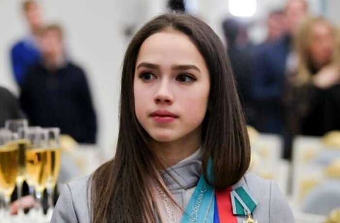 «Неприступная»: Алина Загитова оттолкнула фанатку, которая хотела ее обнять