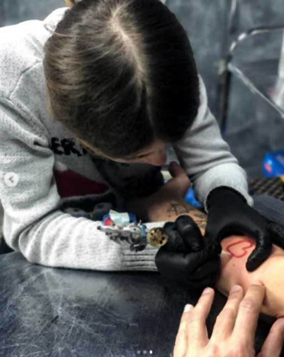 «Во все тяжкие»: дочь Алексея Панина набила отцу татуировку