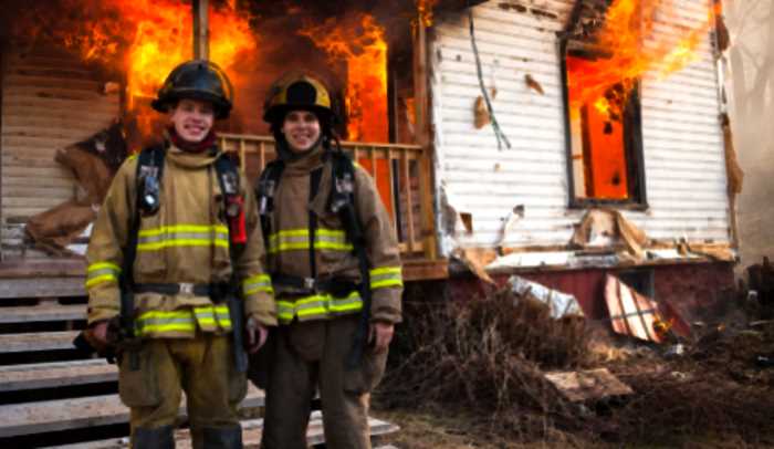 В США разгорелся скандал из-за селфи пожарных на фоне полыхающего дома