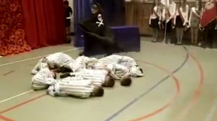 Польские дети разыграли танцевальную сценку из жизни узников Освенцима