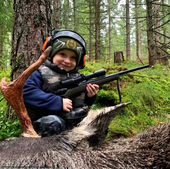Житель Швеции с детства приучает детей убивать животных, чтобы были ближе к природе