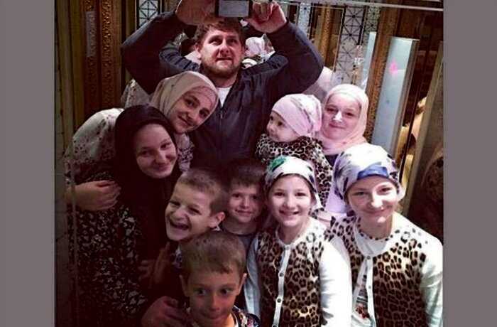«25 лет в браке и 12 детей»: какой жизнью живет единственная супруга Рамзана Кадырова