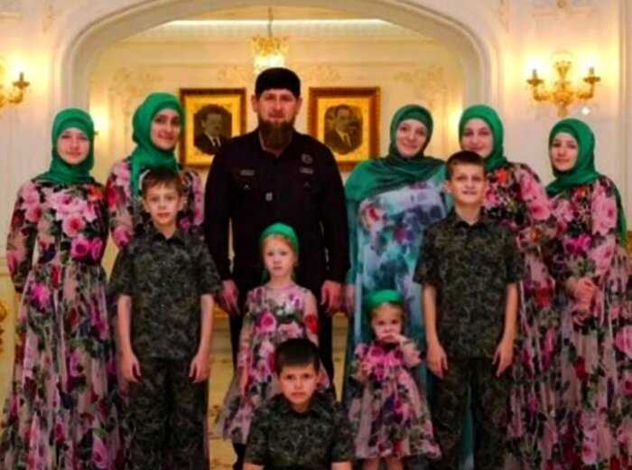 «25 лет в браке и 12 детей»: какой жизнью живет единственная супруга Рамзана Кадырова