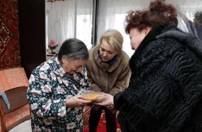 «Щедрая душа»: Крымские чиновницы подарили блокадникам… батон