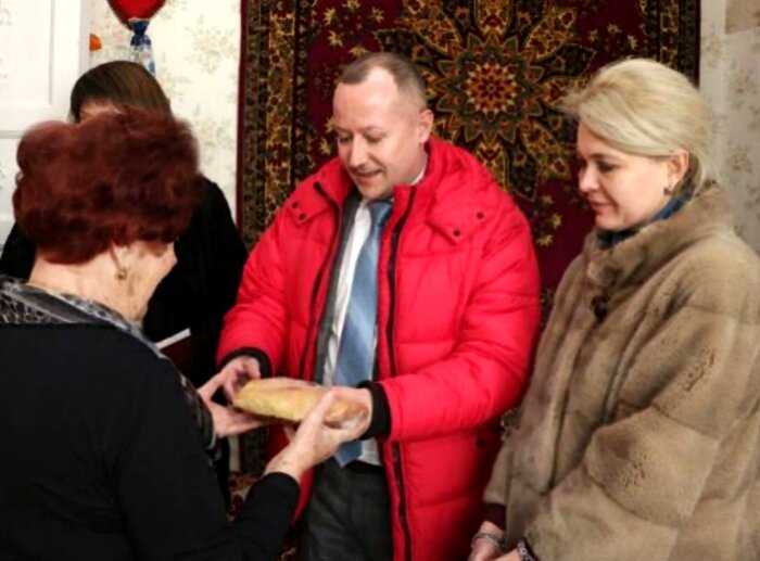 «Щедрая душа»: Крымские чиновницы подарили блокадникам… батон
