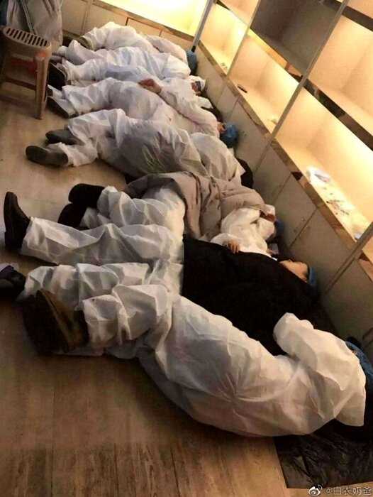 «Борьба с апокалепсисом»: 30 фото, показывающих будни врачей в Ухане